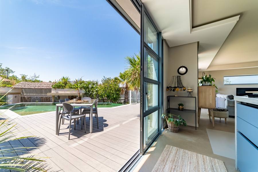 Grande baie vitrée coulissante piscine terrasse