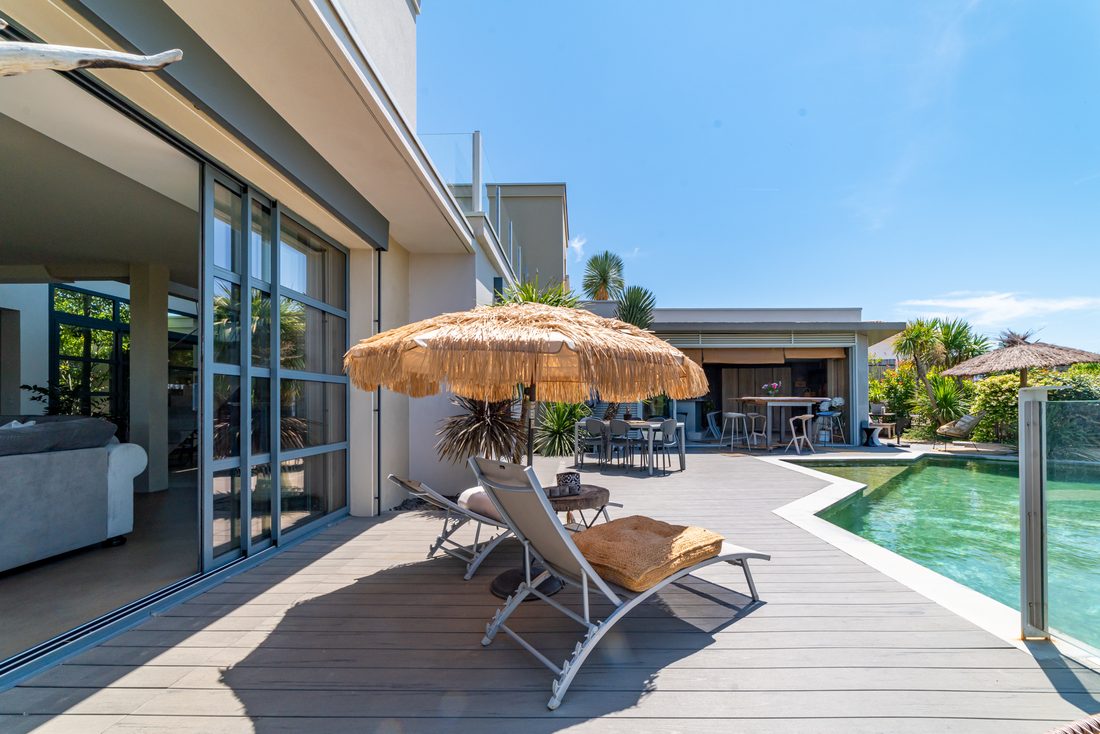Grande baie vitrée coulissante sur terrasse piscine