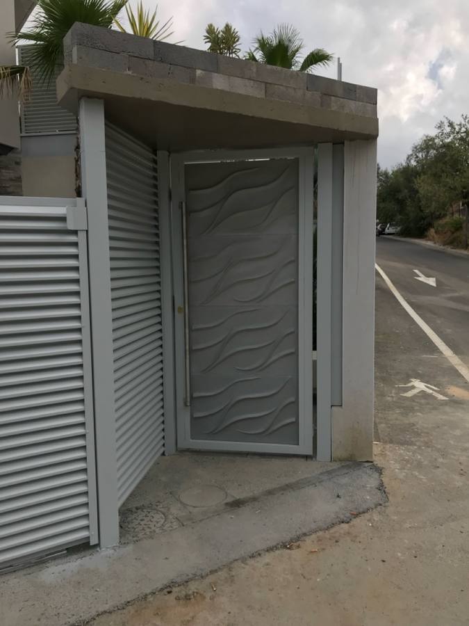 Porte d'entrée design vagues aluminium