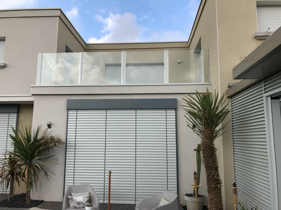 Façade moderne garde-corps verre balcon volet roulant