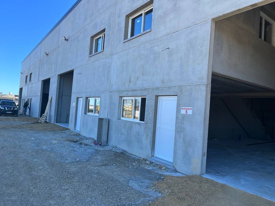 Bâtiment industriel menuiseries blanches