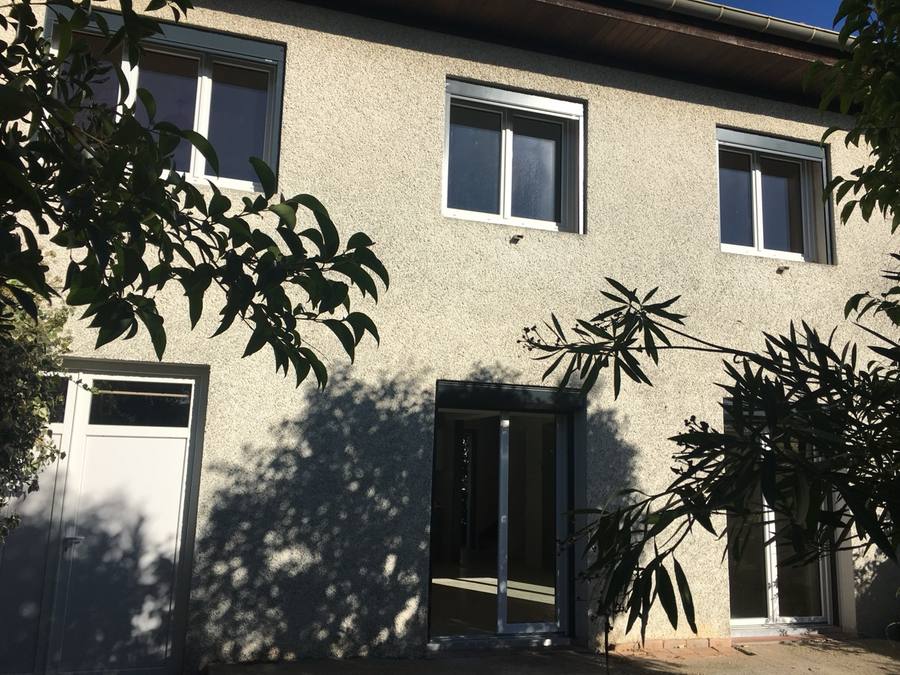 Maison avec volet roulant garage anthracite