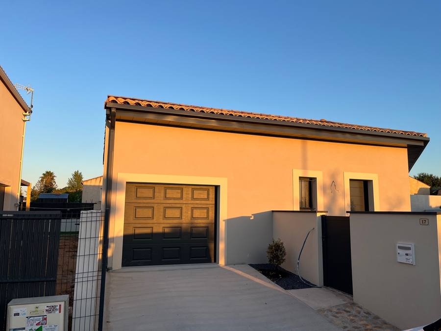 Porte de garage maison neuve