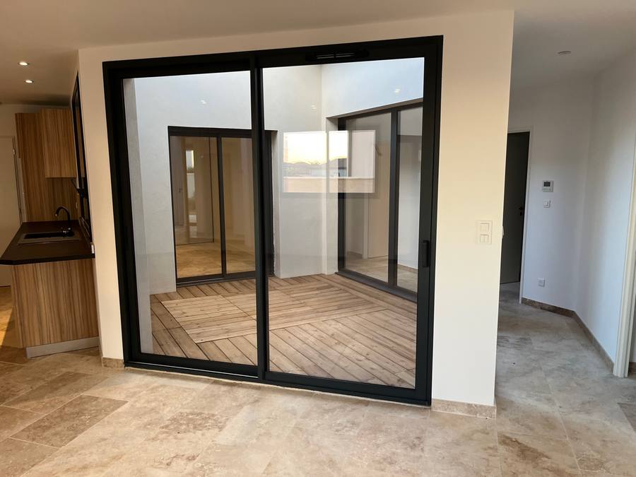 Baie coulissante aluminium noir intérieur