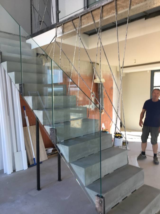 Escalier béton garde-corps verre chantier