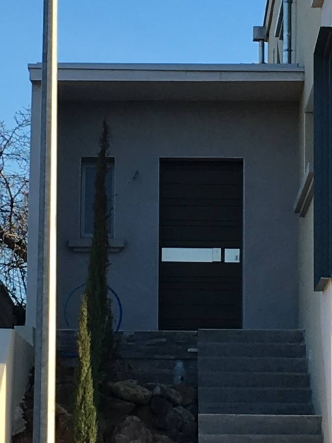 Villa moderne porte anthracite vitrée