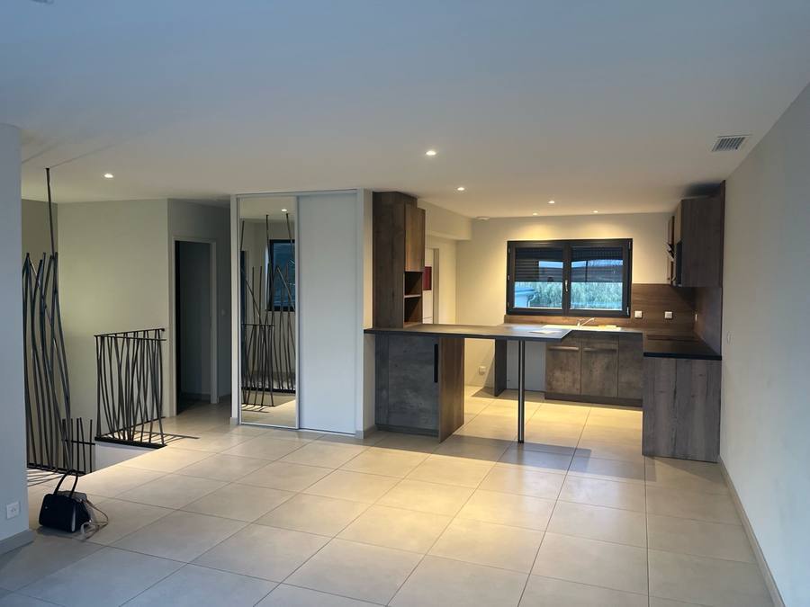 Cuisine moderne ouverte fenêtre anthracite dressing miroir