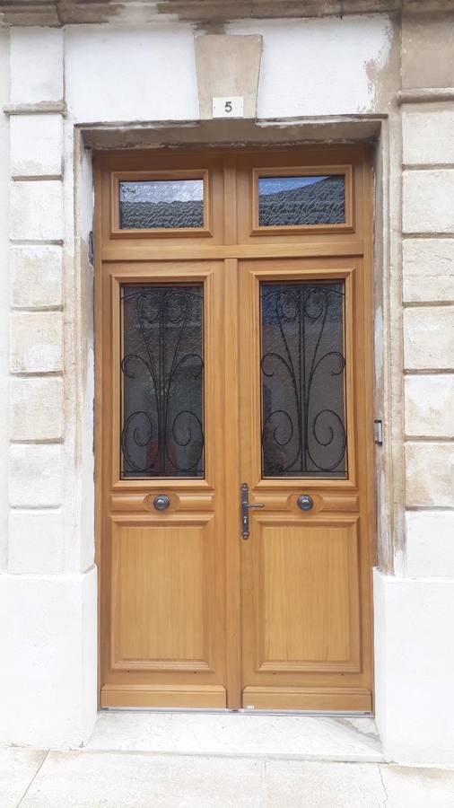 Porte haussmannienne rénovée avec ferronnerie restaurée